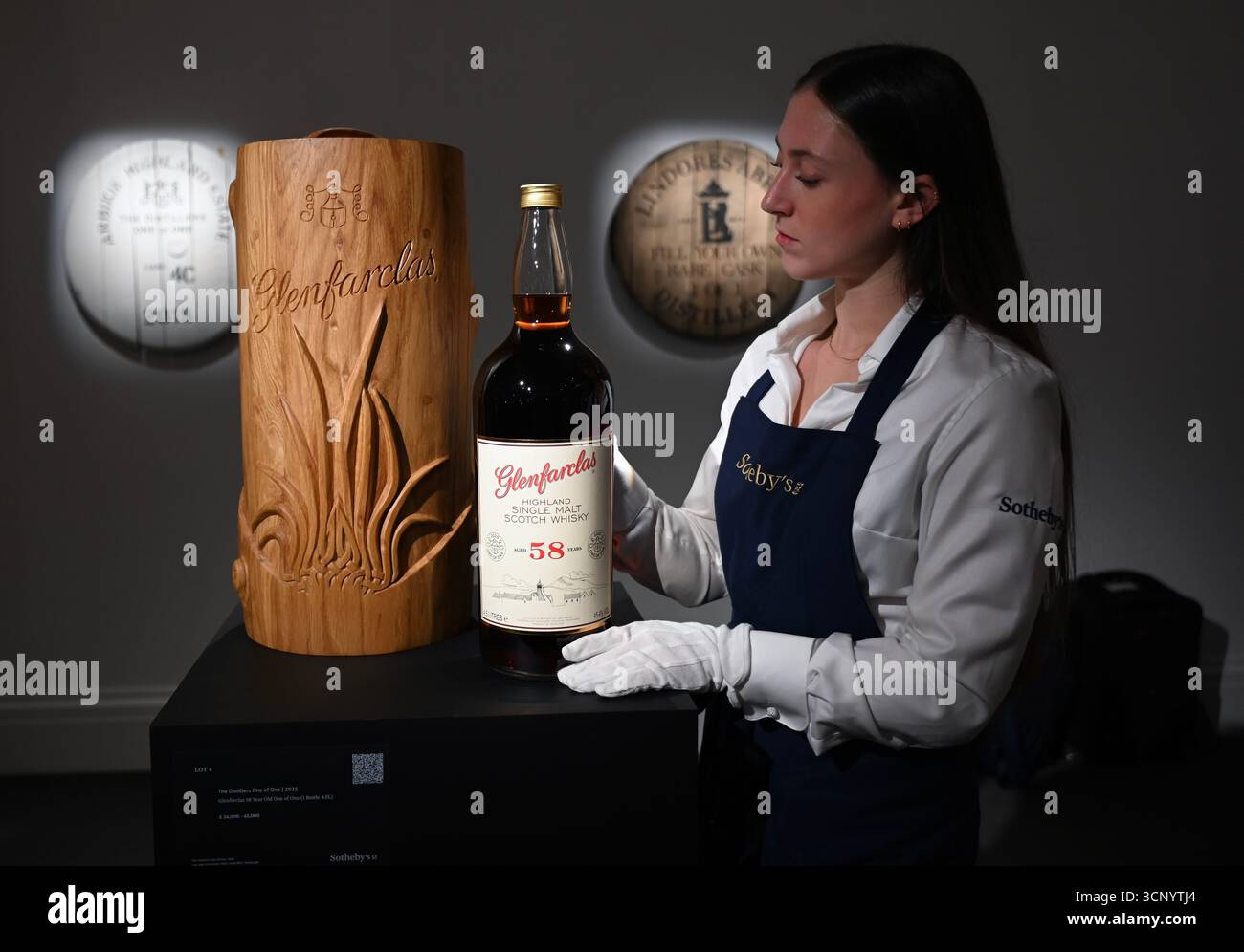 Vorschau von , der dritten Ausgabe der Auktion der Distillers’ One of One die weltweit bedeutendste Auktion von ultra-seltenen Whiskys . Die Auktion Distillers One of One findet am 10. Oktober 2025 ... im Hopetoun House in der Nähe von Edinburgh statt und umfasst 39 einmalige, nie wiederkehrende Lose, die eigens von führenden Scotch Whisky Destillerien erstellt und gespendet wurden Stockfoto