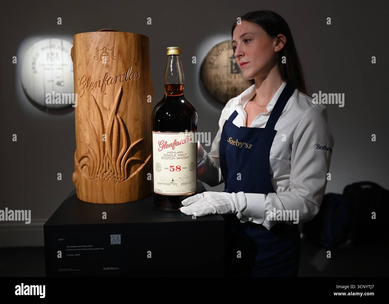 Vorschau von , der dritten Ausgabe der Auktion der Distillers’ One of One die weltweit bedeutendste Auktion von ultra-seltenen Whiskys . Die Auktion Distillers One of One findet am 10. Oktober 2025 ... im Hopetoun House in der Nähe von Edinburgh statt und umfasst 39 einmalige, nie wiederkehrende Lose, die eigens von führenden Scotch Whisky Destillerien erstellt und gespendet wurden Stockfoto