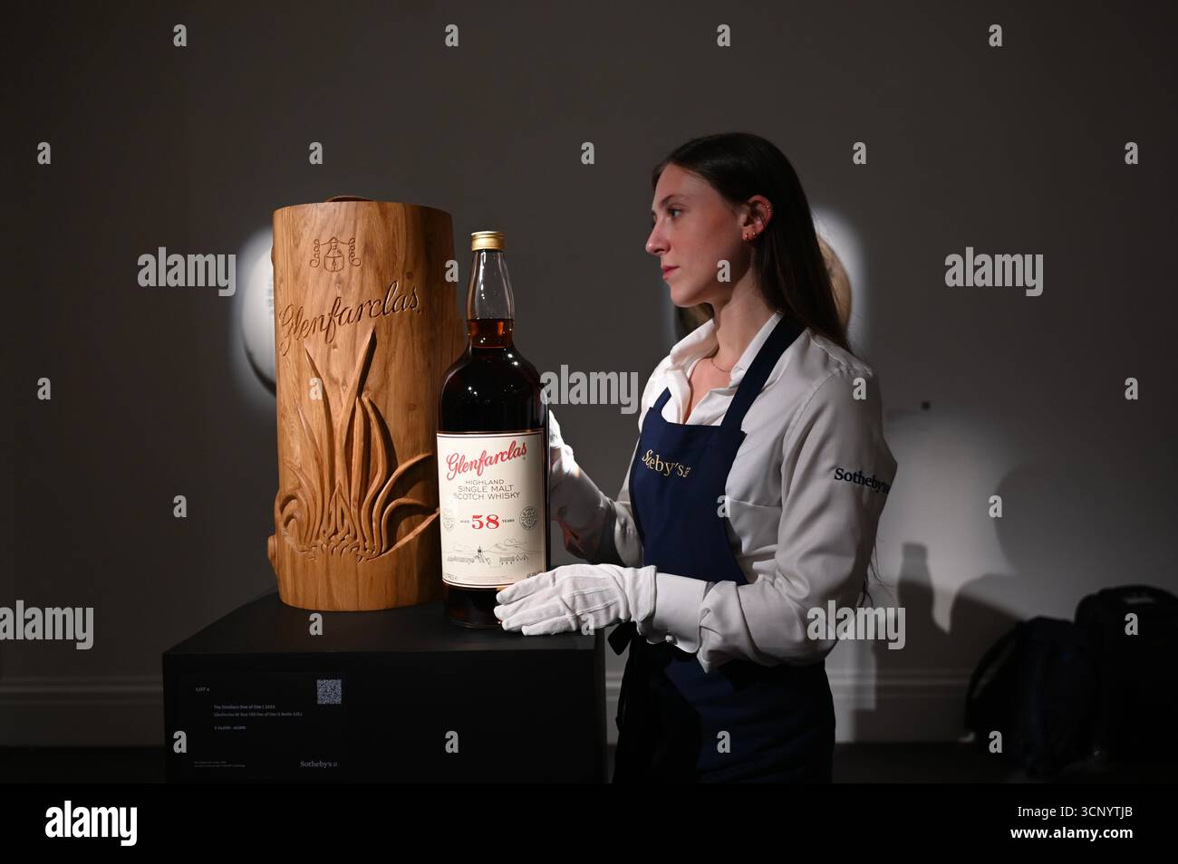 Vorschau von , der dritten Ausgabe der Auktion der Distillers’ One of One die weltweit bedeutendste Auktion von ultra-seltenen Whiskys . Die Auktion Distillers One of One findet am 10. Oktober 2025 ... im Hopetoun House in der Nähe von Edinburgh statt und umfasst 39 einmalige, nie wiederkehrende Lose, die eigens von führenden Scotch Whisky Destillerien erstellt und gespendet wurden Stockfoto