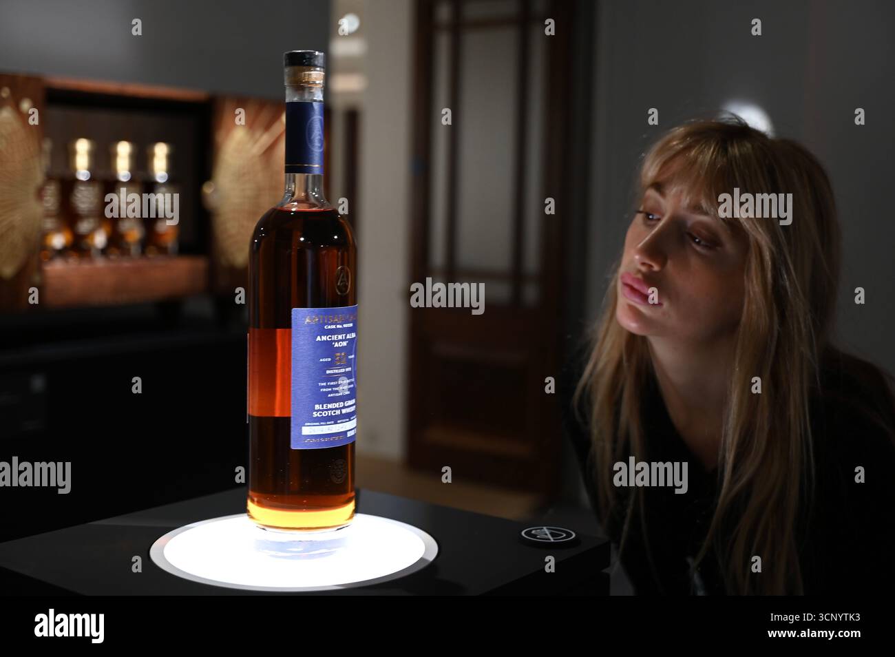 Vorschau von , der dritten Ausgabe der Auktion der Distillers’ One of One die weltweit bedeutendste Auktion von ultra-seltenen Whiskys . Die Auktion Distillers One of One findet am 10. Oktober 2025 ... im Hopetoun House in der Nähe von Edinburgh statt und umfasst 39 einmalige, nie wiederkehrende Lose, die eigens von führenden Scotch Whisky Destillerien erstellt und gespendet wurden Stockfoto