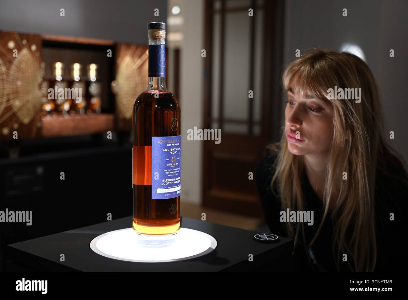 Vorschau von , der dritten Ausgabe der Auktion der Distillers’ One of One die weltweit bedeutendste Auktion von ultra-seltenen Whiskys . Die Auktion Distillers One of One findet am 10. Oktober 2025 ... im Hopetoun House in der Nähe von Edinburgh statt und umfasst 39 einmalige, nie wiederkehrende Lose, die eigens von führenden Scotch Whisky Destillerien erstellt und gespendet wurden Stockfoto
