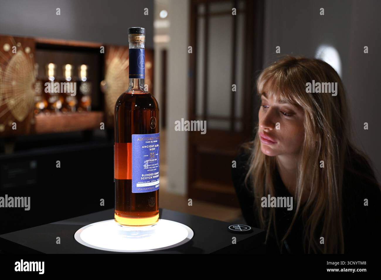 Vorschau von , der dritten Ausgabe der Auktion der Distillers’ One of One die weltweit bedeutendste Auktion von ultra-seltenen Whiskys . Die Auktion Distillers One of One findet am 10. Oktober 2025 ... im Hopetoun House in der Nähe von Edinburgh statt und umfasst 39 einmalige, nie wiederkehrende Lose, die eigens von führenden Scotch Whisky Destillerien erstellt und gespendet wurden Stockfoto