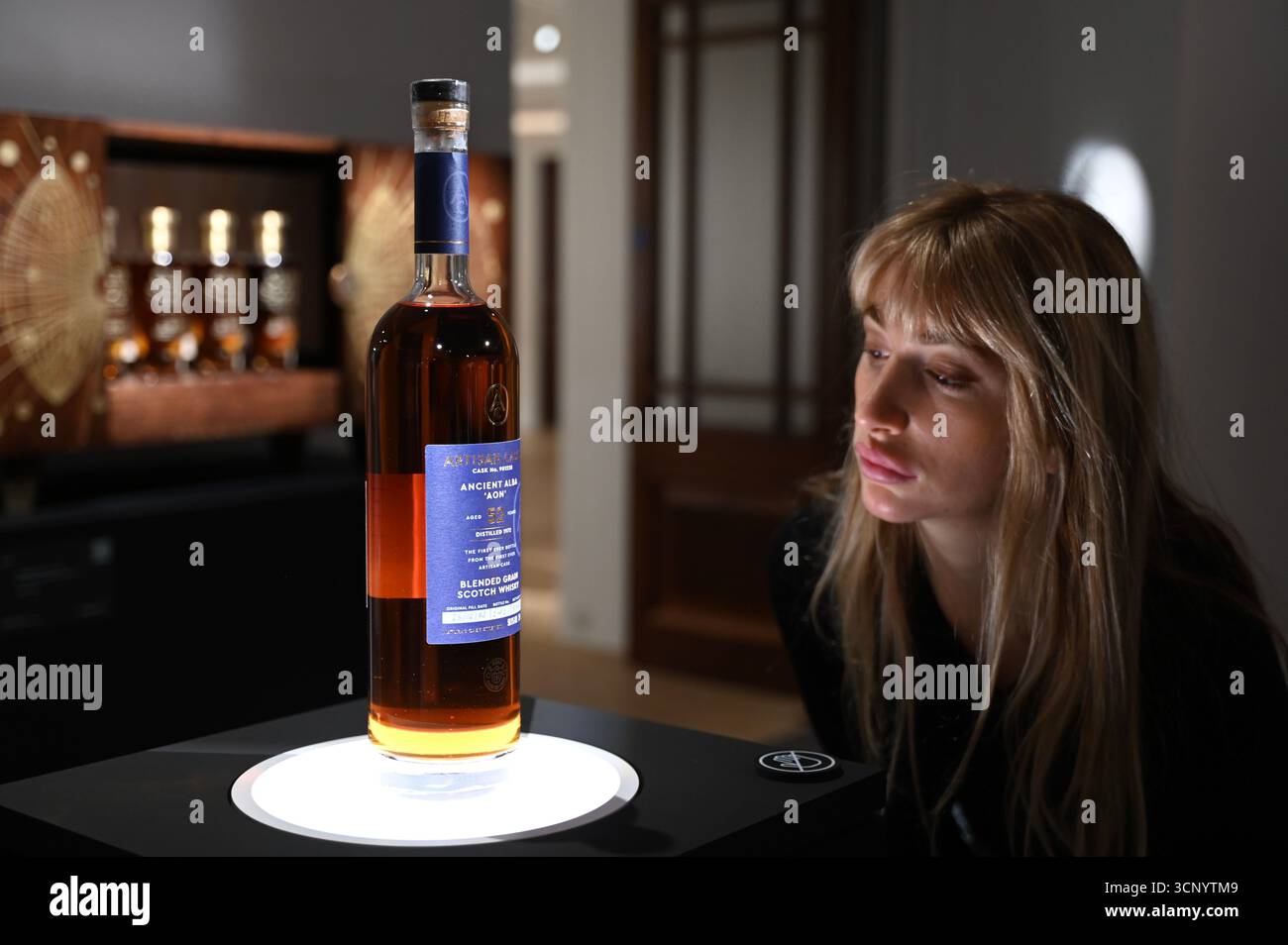 Vorschau von , der dritten Ausgabe der Auktion der Distillers’ One of One die weltweit bedeutendste Auktion von ultra-seltenen Whiskys . Die Auktion Distillers One of One findet am 10. Oktober 2025 ... im Hopetoun House in der Nähe von Edinburgh statt und umfasst 39 einmalige, nie wiederkehrende Lose, die eigens von führenden Scotch Whisky Destillerien erstellt und gespendet wurden Stockfoto