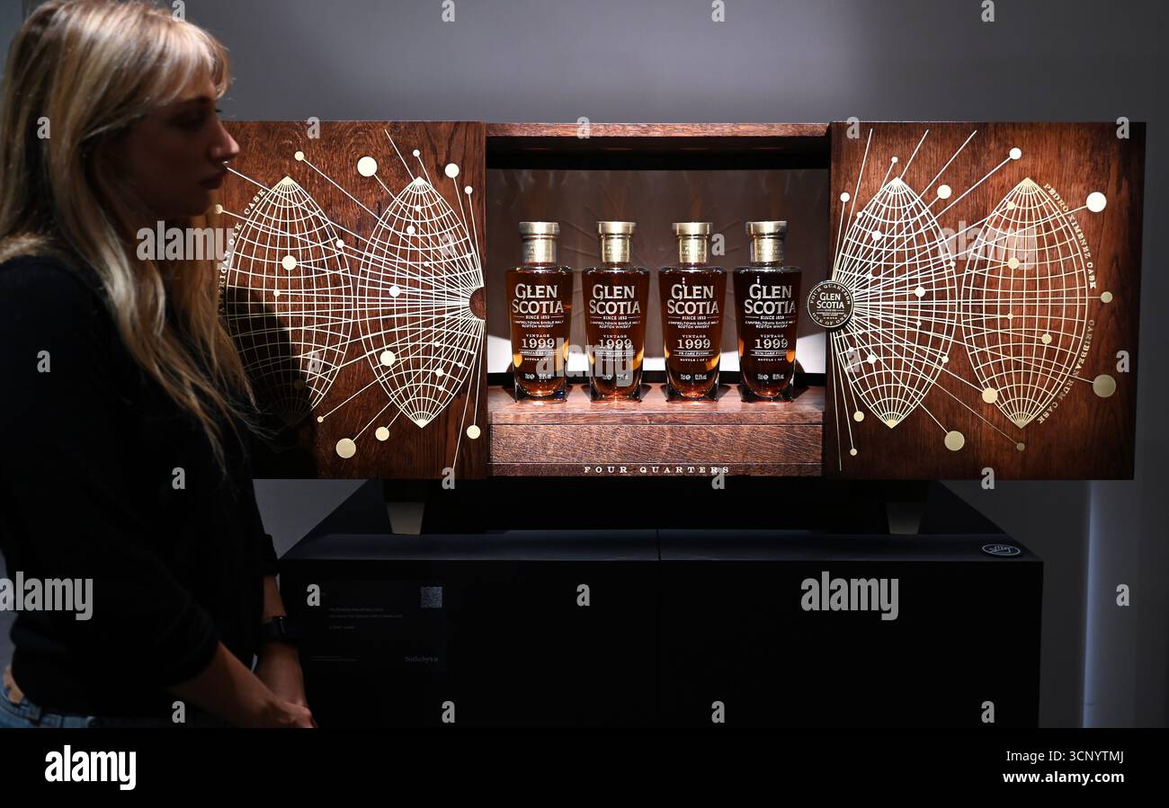 Vorschau von , der dritten Ausgabe der Auktion der Distillers’ One of One die weltweit bedeutendste Auktion von ultra-seltenen Whiskys . Die Auktion Distillers One of One findet am 10. Oktober 2025 ... im Hopetoun House in der Nähe von Edinburgh statt und umfasst 39 einmalige, nie wiederkehrende Lose, die eigens von führenden Scotch Whisky Destillerien erstellt und gespendet wurden Stockfoto