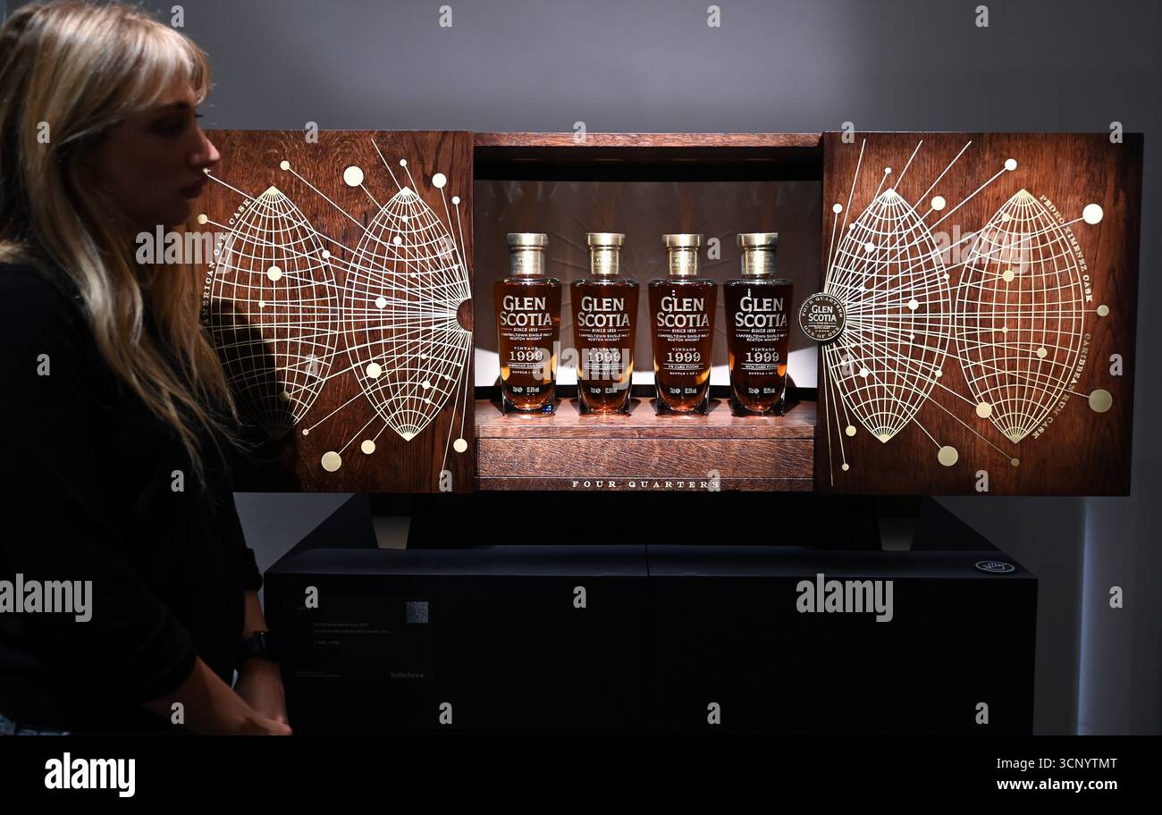 Vorschau von , der dritten Ausgabe der Auktion der Distillers’ One of One die weltweit bedeutendste Auktion von ultra-seltenen Whiskys . Die Auktion Distillers One of One findet am 10. Oktober 2025 ... im Hopetoun House in der Nähe von Edinburgh statt und umfasst 39 einmalige, nie wiederkehrende Lose, die eigens von führenden Scotch Whisky Destillerien erstellt und gespendet wurden Stockfoto