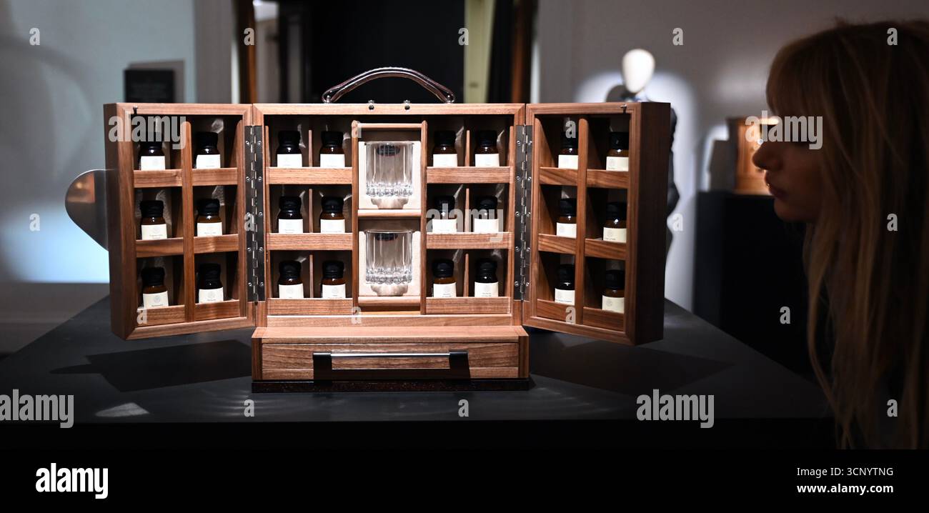 Vorschau von , der dritten Ausgabe der Auktion der Distillers’ One of One die weltweit bedeutendste Auktion von ultra-seltenen Whiskys . Die Auktion Distillers One of One findet am 10. Oktober 2025 ... im Hopetoun House in der Nähe von Edinburgh statt und umfasst 39 einmalige, nie wiederkehrende Lose, die eigens von führenden Scotch Whisky Destillerien erstellt und gespendet wurden Stockfoto