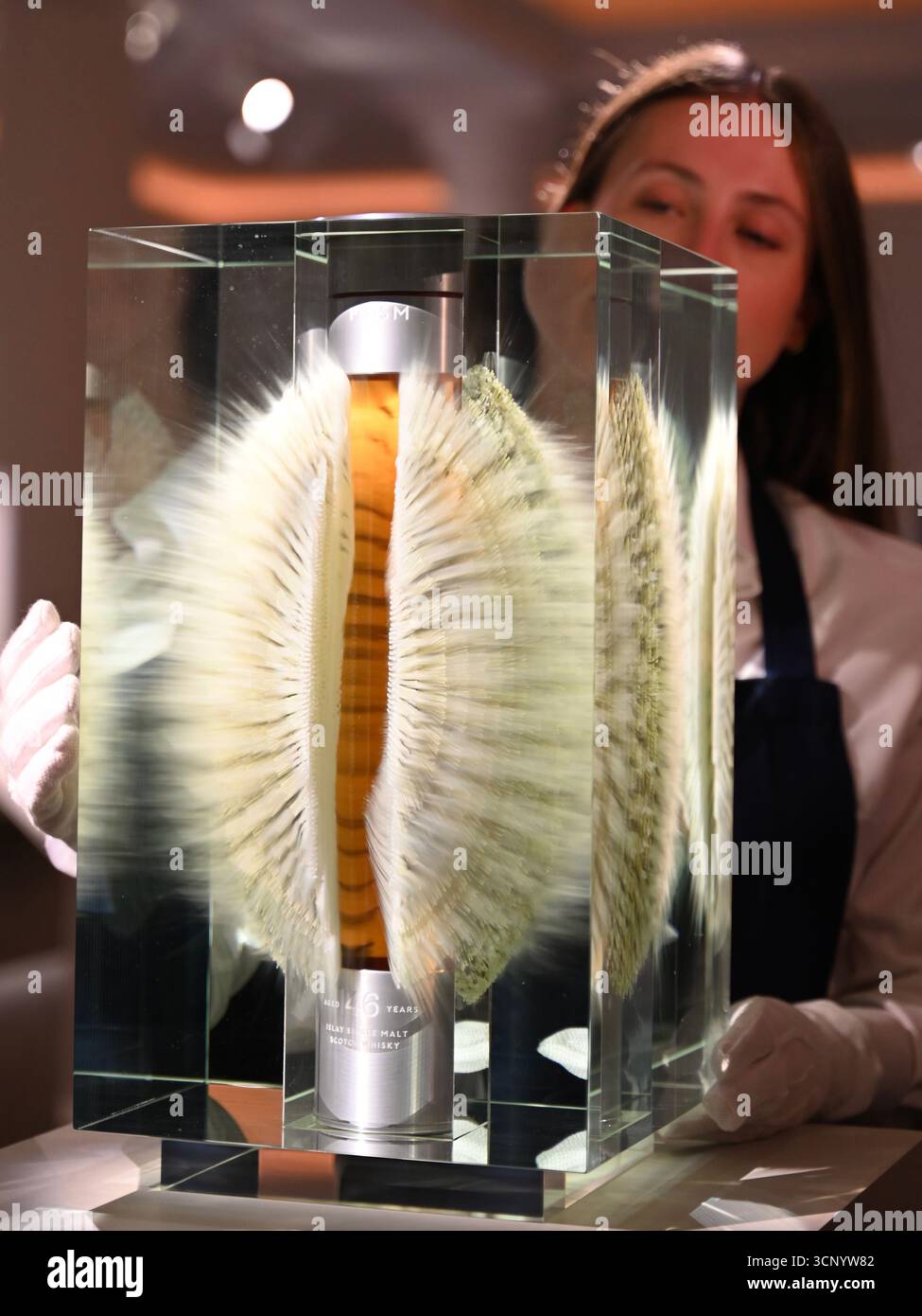 Vorschau von , der dritten Ausgabe der Auktion der Distillers’ One of One die weltweit bedeutendste Auktion von ultra-seltenen Whiskys . Die Auktion Distillers One of One findet am 10. Oktober 2025 ... im Hopetoun House in der Nähe von Edinburgh statt und umfasst 39 einmalige, nie wiederkehrende Lose, die eigens von führenden Scotch Whisky Destillerien erstellt und gespendet wurden Stockfoto