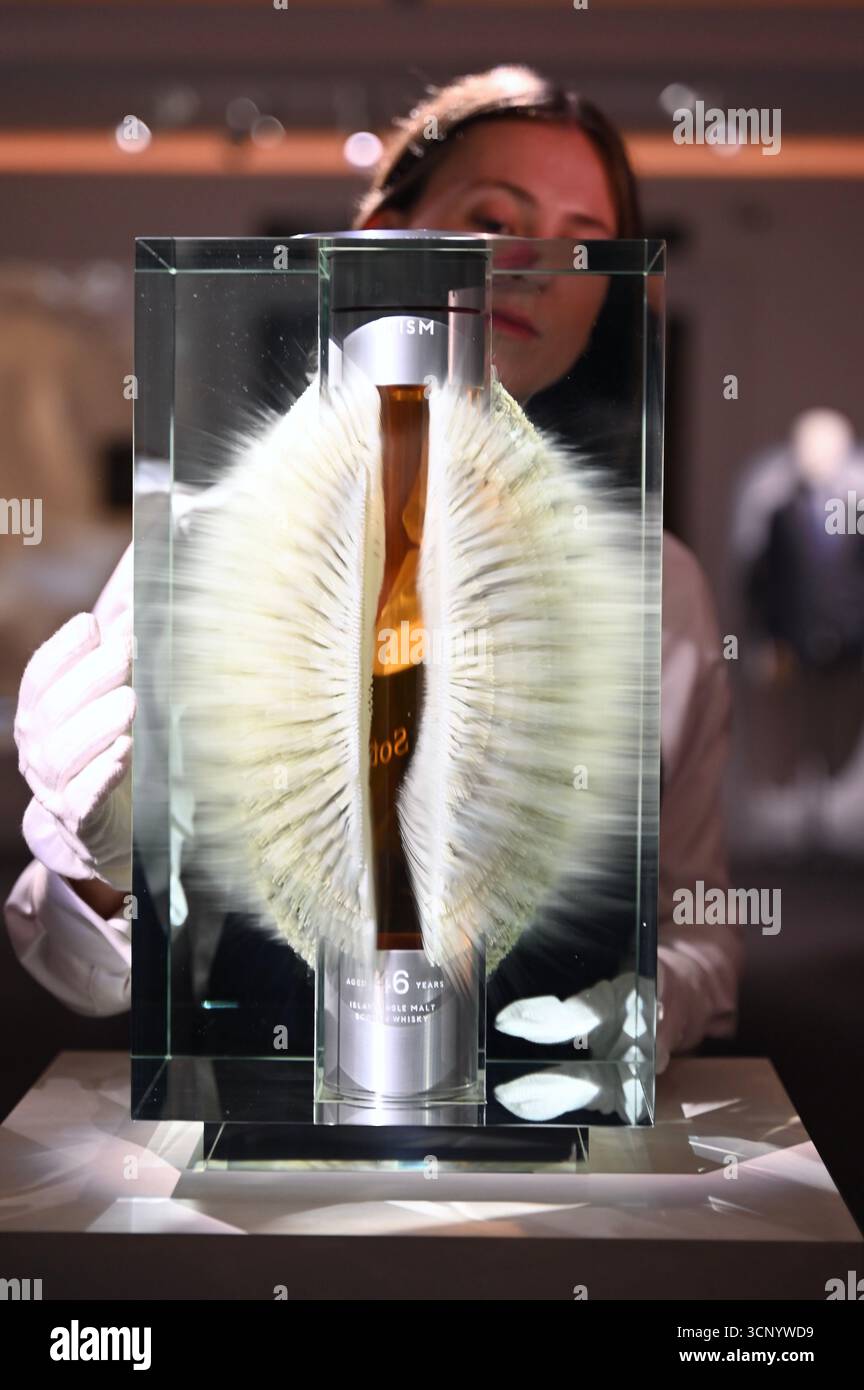 Vorschau von , der dritten Ausgabe der Auktion der Distillers’ One of One die weltweit bedeutendste Auktion von ultra-seltenen Whiskys . Die Auktion Distillers One of One findet am 10. Oktober 2025 ... im Hopetoun House in der Nähe von Edinburgh statt und umfasst 39 einmalige, nie wiederkehrende Lose, die eigens von führenden Scotch Whisky Destillerien erstellt und gespendet wurden Stockfoto