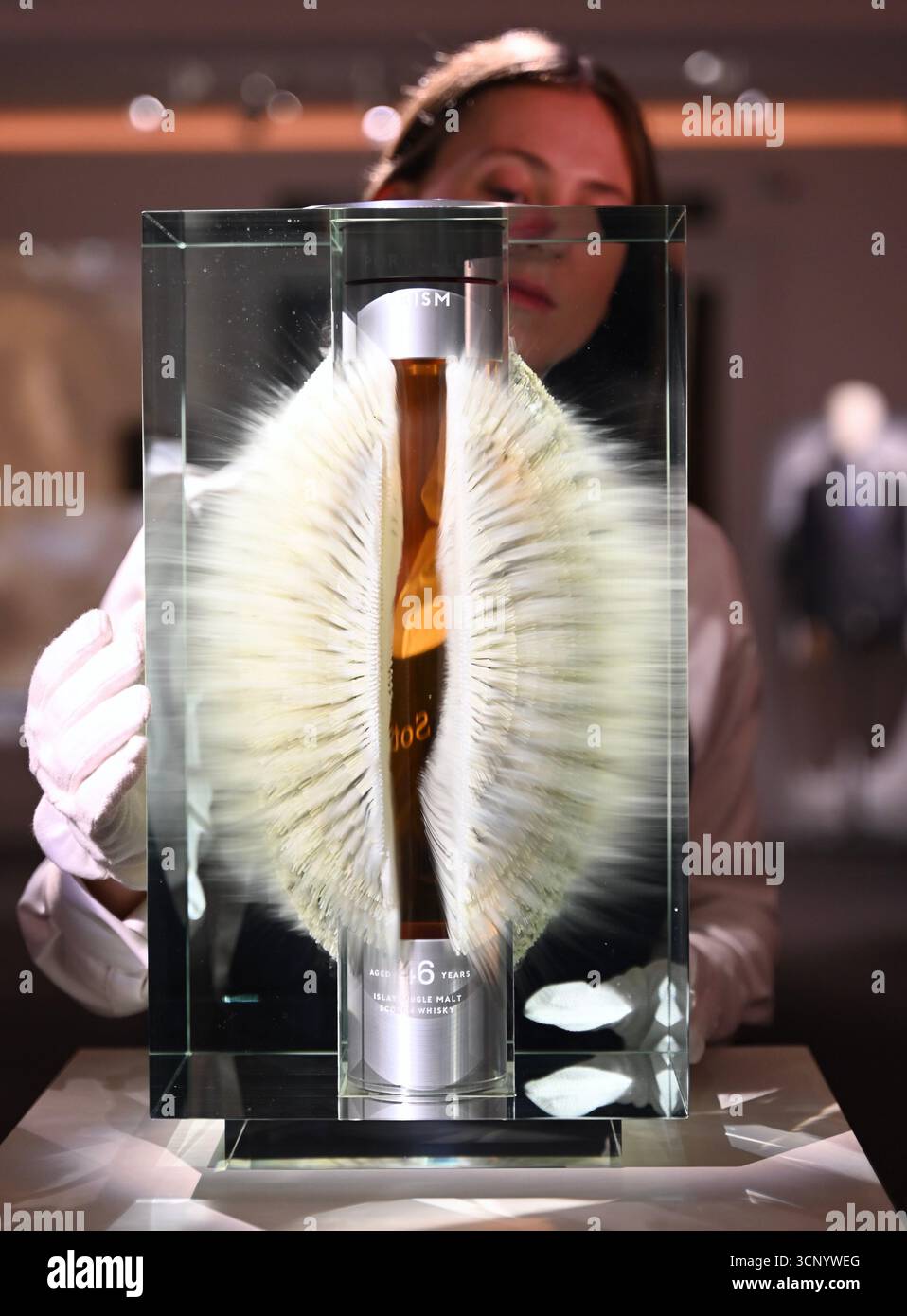 Vorschau von , der dritten Ausgabe der Auktion der Distillers’ One of One die weltweit bedeutendste Auktion von ultra-seltenen Whiskys . Die Auktion Distillers One of One findet am 10. Oktober 2025 ... im Hopetoun House in der Nähe von Edinburgh statt und umfasst 39 einmalige, nie wiederkehrende Lose, die eigens von führenden Scotch Whisky Destillerien erstellt und gespendet wurden Stockfoto