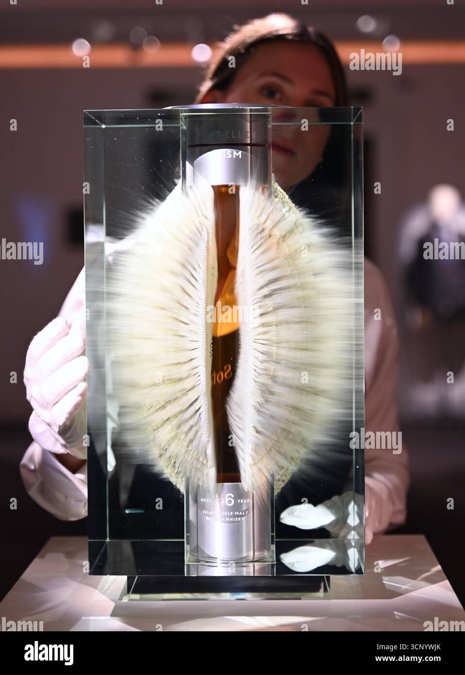 Vorschau von , der dritten Ausgabe der Auktion der Distillers’ One of One die weltweit bedeutendste Auktion von ultra-seltenen Whiskys . Die Auktion Distillers One of One findet am 10. Oktober 2025 ... im Hopetoun House in der Nähe von Edinburgh statt und umfasst 39 einmalige, nie wiederkehrende Lose, die eigens von führenden Scotch Whisky Destillerien erstellt und gespendet wurden Stockfoto