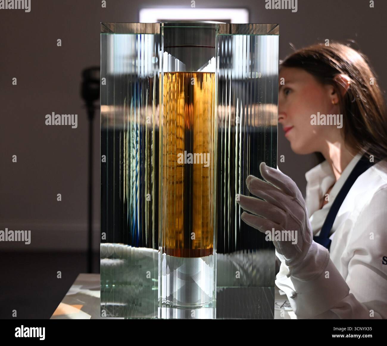 Vorschau von , der dritten Ausgabe der Auktion der Distillers’ One of One die weltweit bedeutendste Auktion von ultra-seltenen Whiskys . Die Auktion Distillers One of One findet am 10. Oktober 2025 ... im Hopetoun House in der Nähe von Edinburgh statt und umfasst 39 einmalige, nie wiederkehrende Lose, die eigens von führenden Scotch Whisky Destillerien erstellt und gespendet wurden Stockfoto
