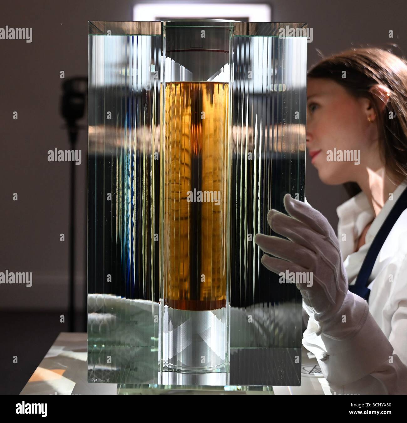 Vorschau von , der dritten Ausgabe der Auktion der Distillers’ One of One die weltweit bedeutendste Auktion von ultra-seltenen Whiskys . Die Auktion Distillers One of One findet am 10. Oktober 2025 ... im Hopetoun House in der Nähe von Edinburgh statt und umfasst 39 einmalige, nie wiederkehrende Lose, die eigens von führenden Scotch Whisky Destillerien erstellt und gespendet wurden Stockfoto