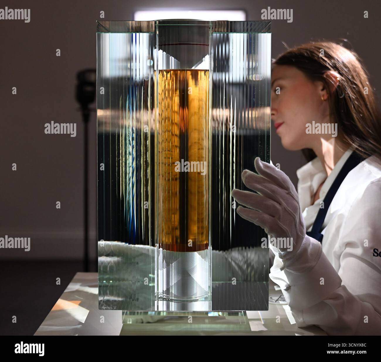Vorschau von , der dritten Ausgabe der Auktion der Distillers’ One of One die weltweit bedeutendste Auktion von ultra-seltenen Whiskys . Die Auktion Distillers One of One findet am 10. Oktober 2025 ... im Hopetoun House in der Nähe von Edinburgh statt und umfasst 39 einmalige, nie wiederkehrende Lose, die eigens von führenden Scotch Whisky Destillerien erstellt und gespendet wurden Stockfoto