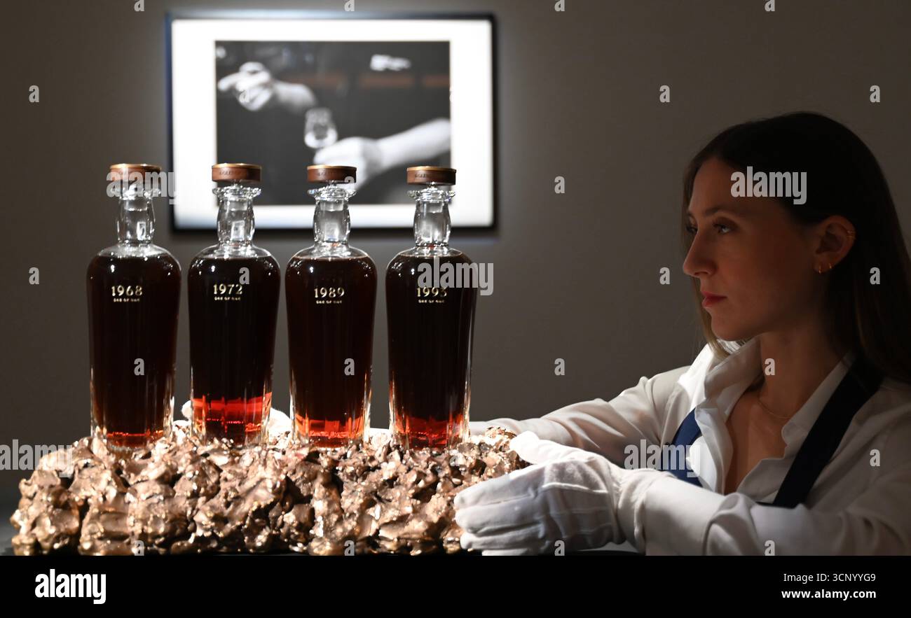 Vorschau von , der dritten Ausgabe der Auktion der Distillers’ One of One die weltweit bedeutendste Auktion von ultra-seltenen Whiskys . Die Auktion Distillers One of One findet am 10. Oktober 2025 ... im Hopetoun House in der Nähe von Edinburgh statt und umfasst 39 einmalige, nie wiederkehrende Lose, die eigens von führenden Scotch Whisky Destillerien erstellt und gespendet wurden Stockfoto