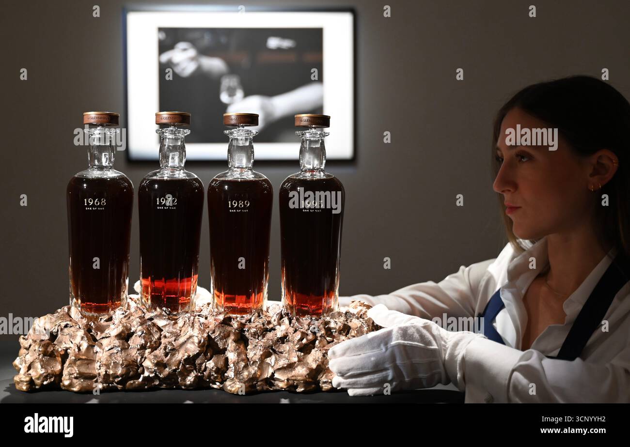 Vorschau von , der dritten Ausgabe der Auktion der Distillers’ One of One die weltweit bedeutendste Auktion von ultra-seltenen Whiskys . Die Auktion Distillers One of One findet am 10. Oktober 2025 ... im Hopetoun House in der Nähe von Edinburgh statt und umfasst 39 einmalige, nie wiederkehrende Lose, die eigens von führenden Scotch Whisky Destillerien erstellt und gespendet wurden Stockfoto