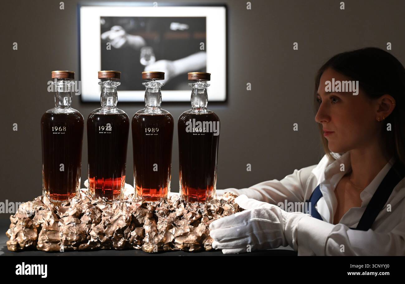 Vorschau von , der dritten Ausgabe der Auktion der Distillers’ One of One die weltweit bedeutendste Auktion von ultra-seltenen Whiskys . Die Auktion Distillers One of One findet am 10. Oktober 2025 ... im Hopetoun House in der Nähe von Edinburgh statt und umfasst 39 einmalige, nie wiederkehrende Lose, die eigens von führenden Scotch Whisky Destillerien erstellt und gespendet wurden Stockfoto