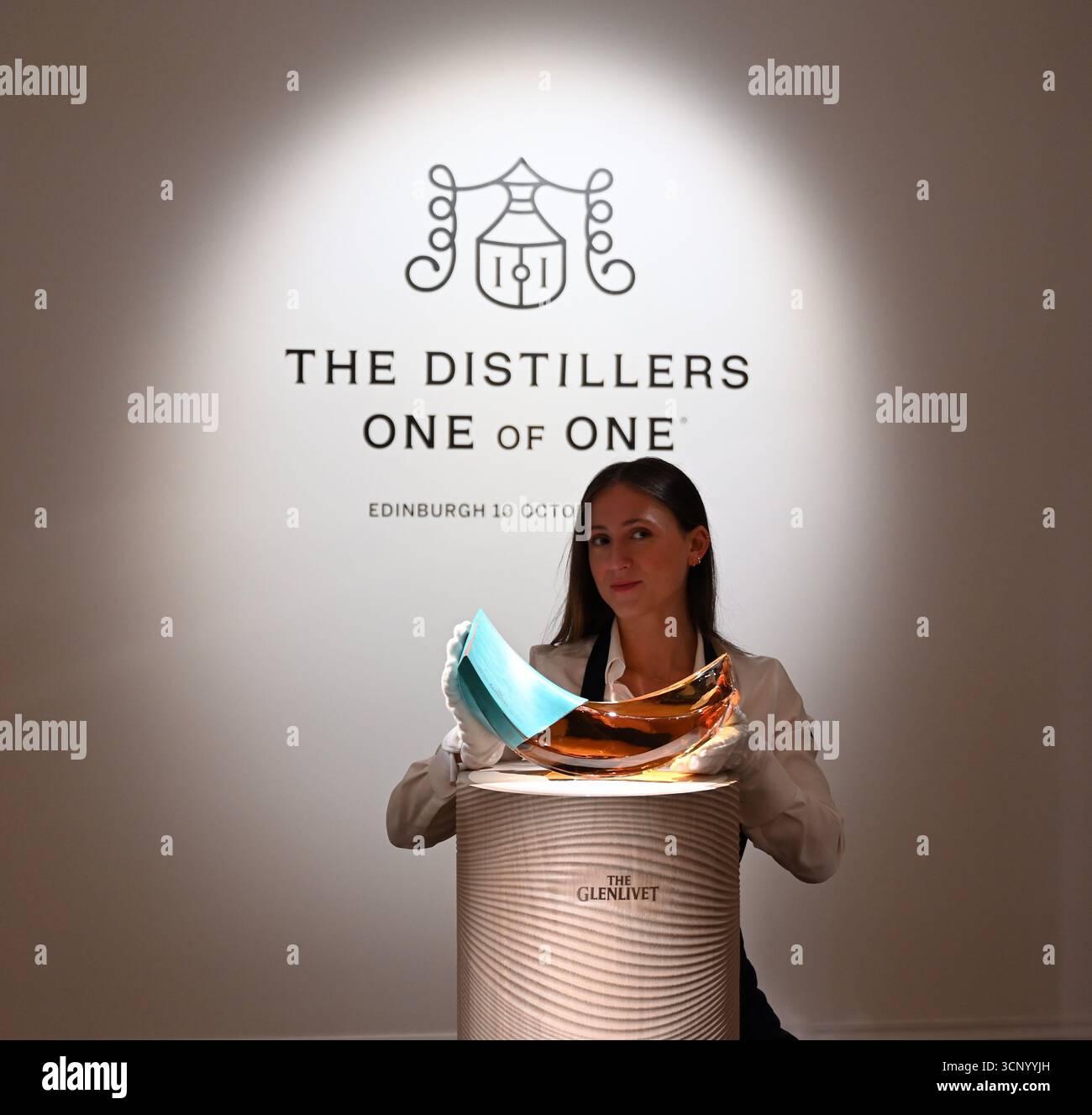 Vorschau von , der dritten Ausgabe der Auktion der Distillers’ One of One die weltweit bedeutendste Auktion von ultra-seltenen Whiskys . Die Auktion Distillers One of One findet am 10. Oktober 2025 ... im Hopetoun House in der Nähe von Edinburgh statt und umfasst 39 einmalige, nie wiederkehrende Lose, die eigens von führenden Scotch Whisky Destillerien erstellt und gespendet wurden Stockfoto