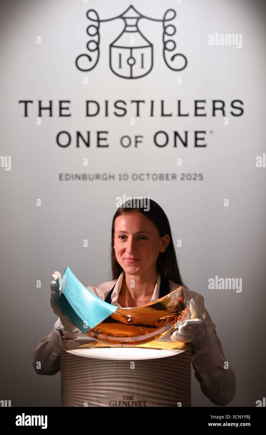 Vorschau von , der dritten Ausgabe der Auktion der Distillers’ One of One die weltweit bedeutendste Auktion von ultra-seltenen Whiskys . Die Auktion Distillers One of One findet am 10. Oktober 2025 ... im Hopetoun House in der Nähe von Edinburgh statt und umfasst 39 einmalige, nie wiederkehrende Lose, die eigens von führenden Scotch Whisky Destillerien erstellt und gespendet wurden Stockfoto