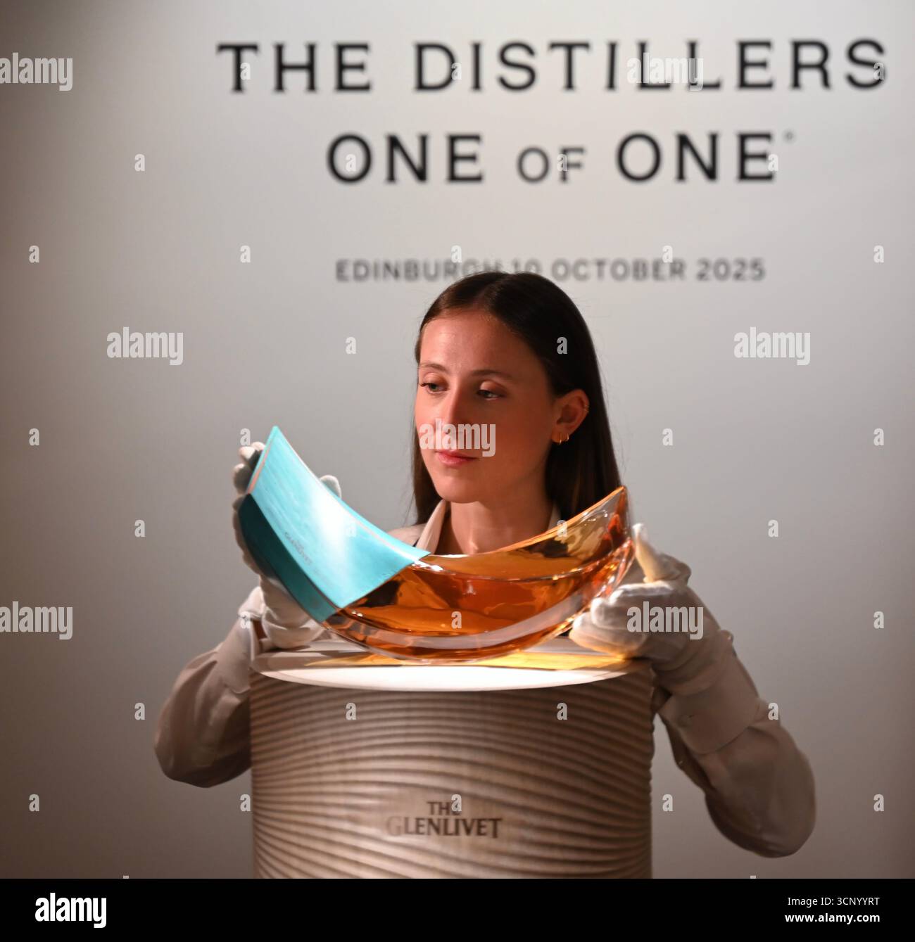 Vorschau von , der dritten Ausgabe der Auktion der Distillers’ One of One die weltweit bedeutendste Auktion von ultra-seltenen Whiskys . Die Auktion Distillers One of One findet am 10. Oktober 2025 ... im Hopetoun House in der Nähe von Edinburgh statt und umfasst 39 einmalige, nie wiederkehrende Lose, die eigens von führenden Scotch Whisky Destillerien erstellt und gespendet wurden Stockfoto