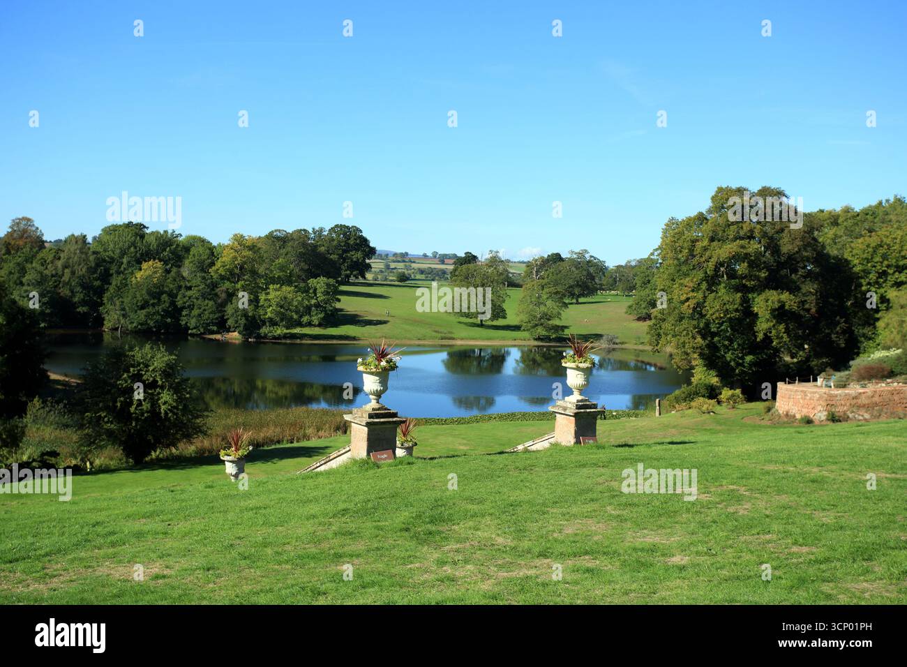 Blick auf Dudmaston Big Pool, Dudmaston Anwesen, Quatt, Bridgnorth, Shropshire, England, Großbritannien. Stockfoto