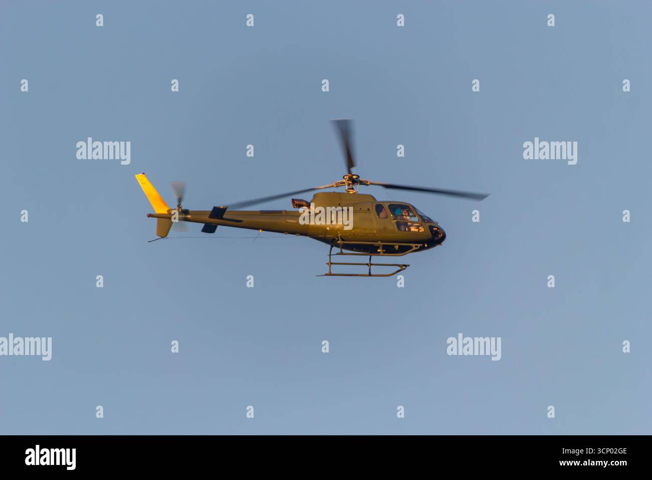 Military Green Helicopter im Flug gegen Clear Blue Sky in Nepal Stockfoto