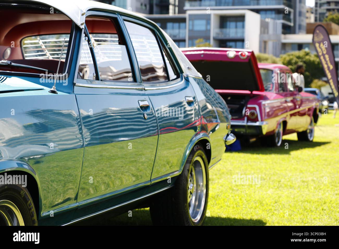 Ein klassischer, australischer Mittelklassewagen aus den 1970er Jahren auf dem grünen Rasen. Stockfoto