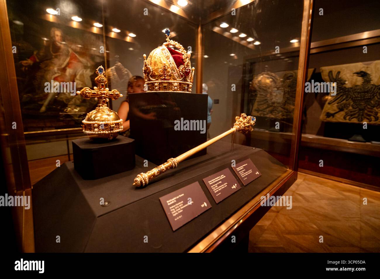 Die königliche Krone und das Zepter sind in der Schatzkammer der Hofburg zu sehen Stockfoto