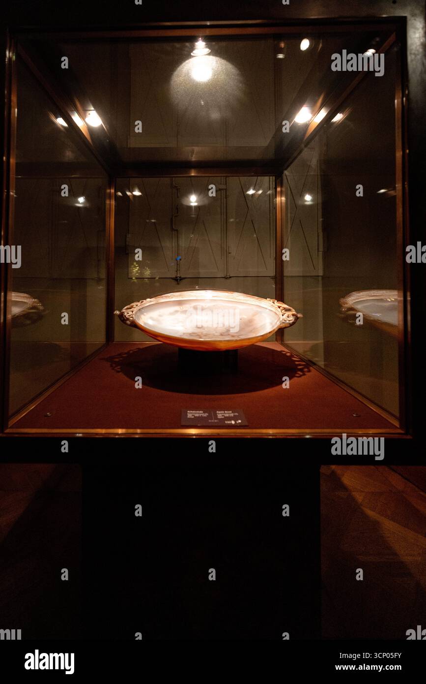 Im Inneren der Hofburg befindet sich eine schillernde Sammlung von Insignien, Juwelen, Kronen und religiösen Artefakten Stockfoto