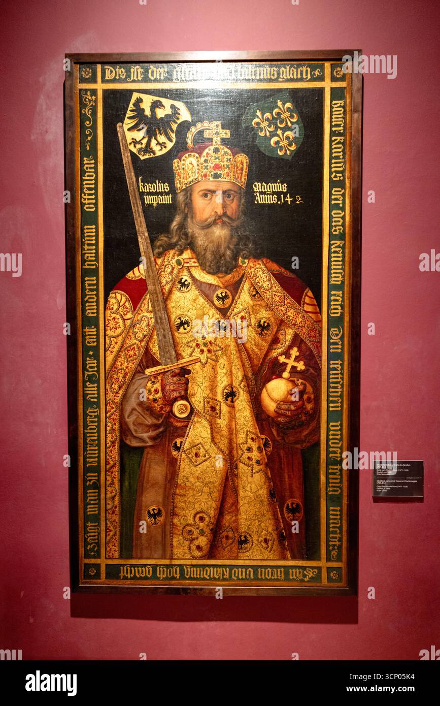 Im Inneren der Hofburg befindet sich eine schillernde Sammlung von Insignien, Juwelen, Kronen und religiösen Artefakten Stockfoto