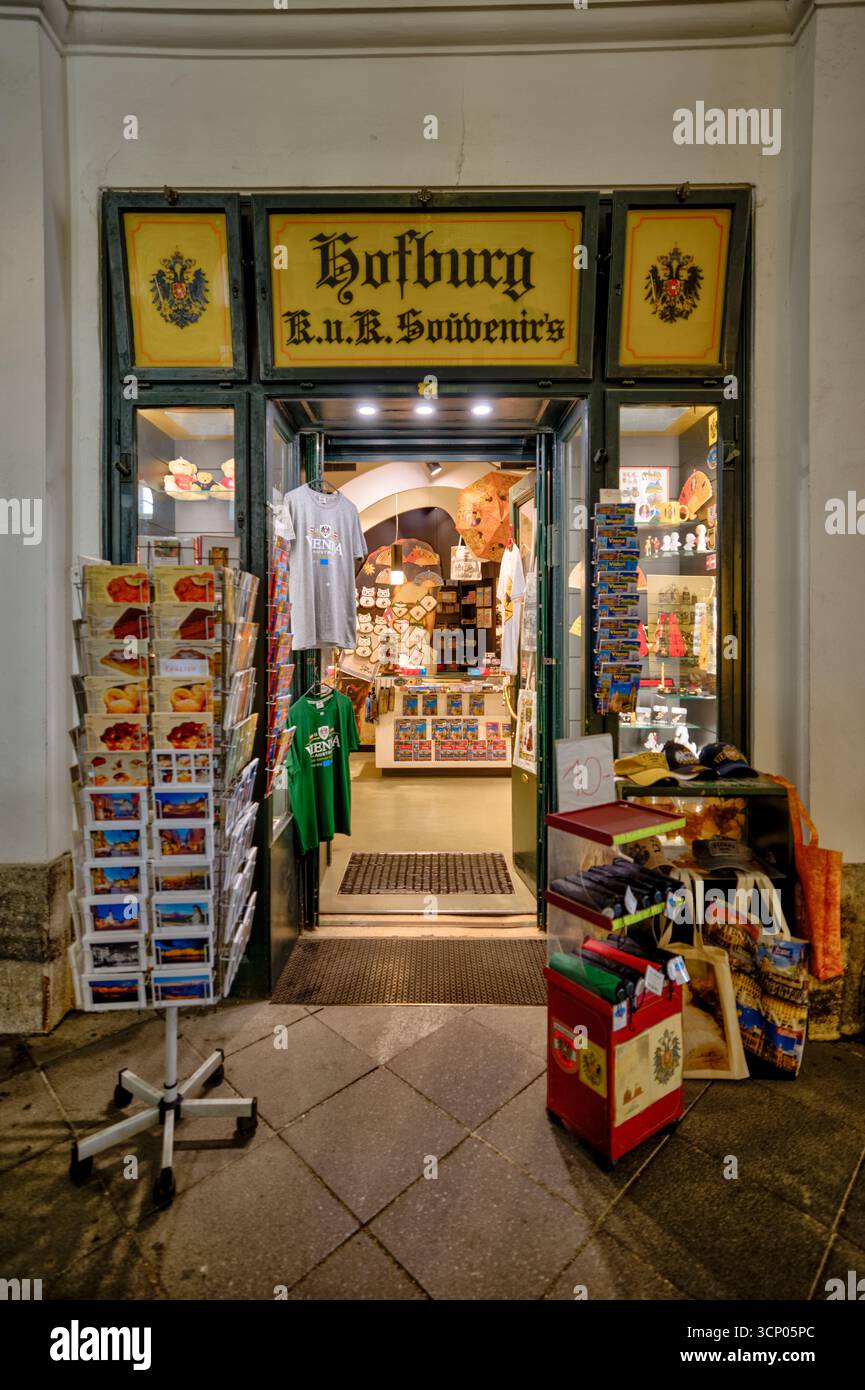 Ein Souvenirladen vor der Hofburg in Wien Stockfoto