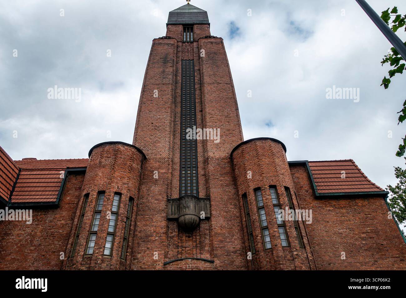 St. Pauls Kirche in Tartu, Estland, lutherische Kirche aus rotem Backstein, entworfen von Eliel Saarinen, bekannt für ihren hohen Turm und nationalen romantischen Stil. Stockfoto