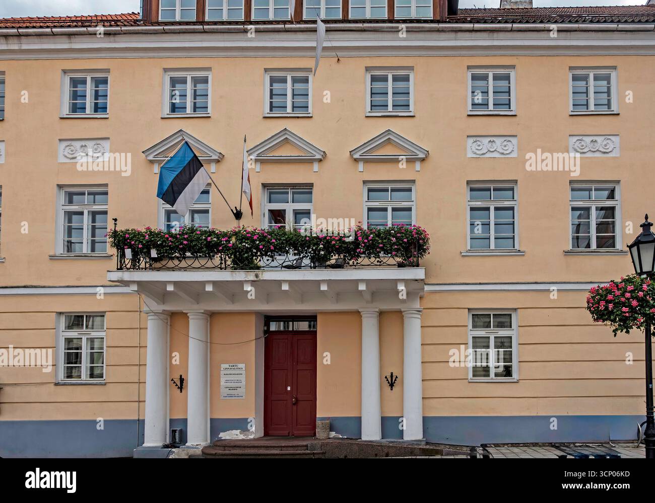 Tartu City Government Building, Estland, mit Nationalflagge und Blumenbalkon, historischer Architektur und einem Wahrzeichen der Altstadt. Stockfoto