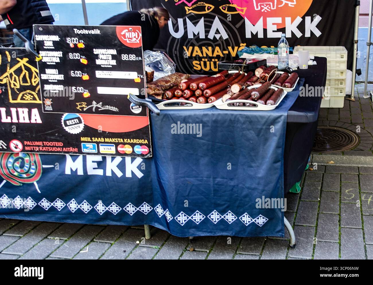 Wochenendmarktstand in Tartu, Estland, wo traditionelle estnische Räucherwürste und Fleischwaren verkauft werden, die Teil der lokalen Lebensmittelkultur und regionalen Produkte sind. Stockfoto