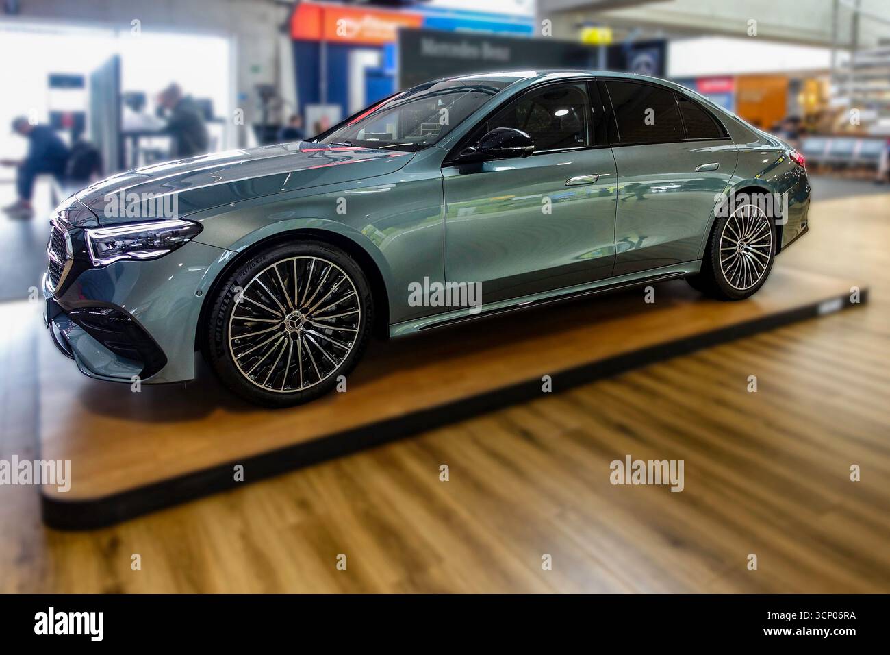 Mercedes-Benz E-Klasse Luxuslimousine auf dem Flughafen Lennart Meri Tallinn, Estland, mit deutschem Design und erstklassigem Design. Stockfoto