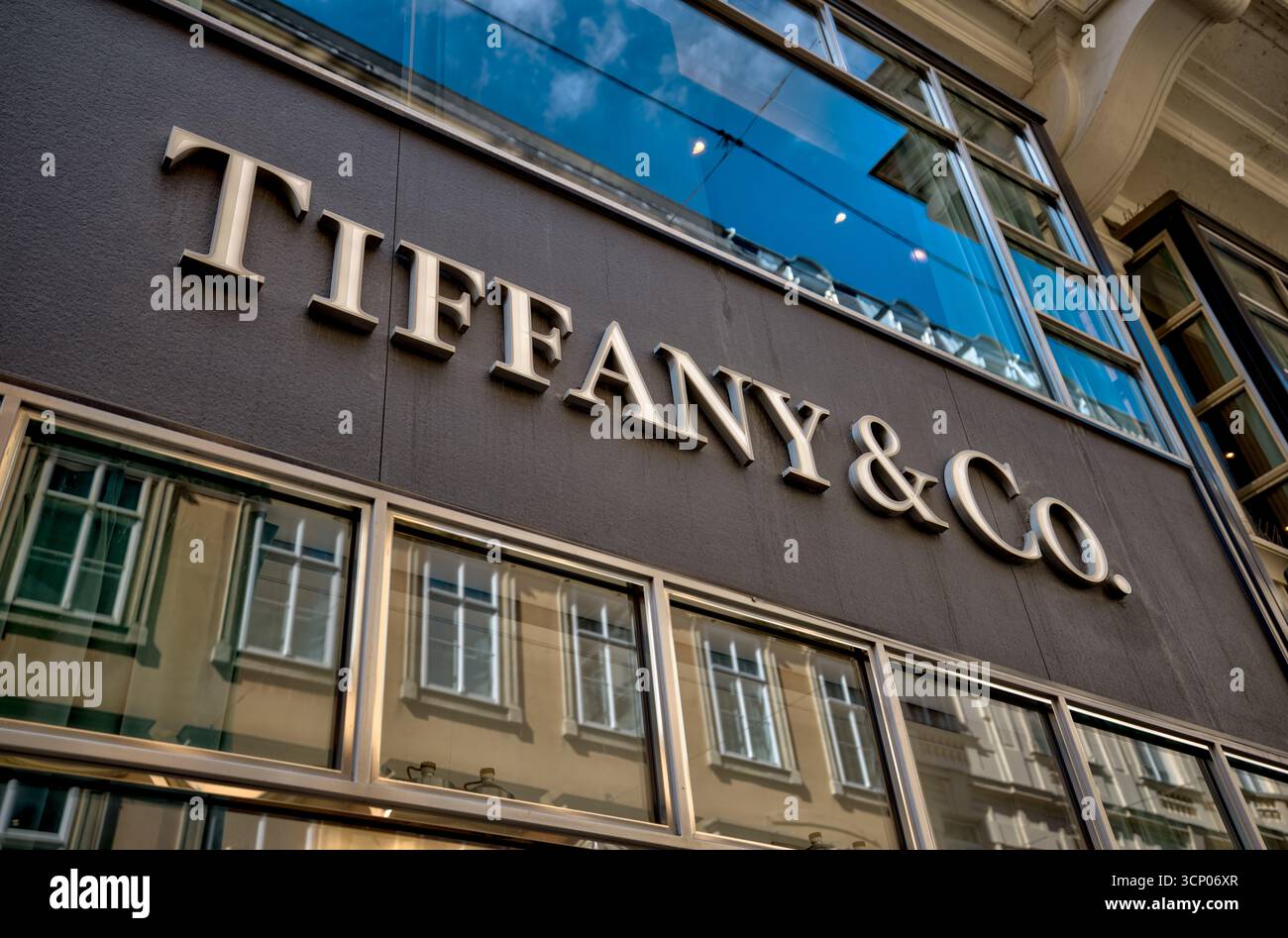 Tiffany & Co. Luxusschmuck-Ladenschilder in Wiens historischem Einkaufsviertel. Stockfoto