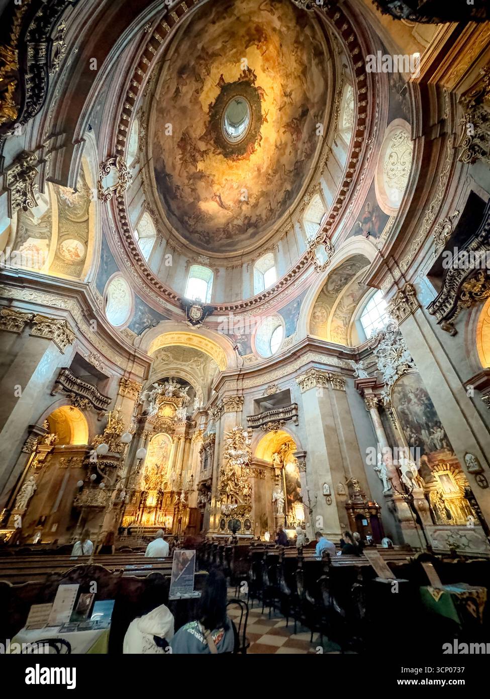 Innenräume des Stephansdoms in der Wiener Altstadt. Stockfoto