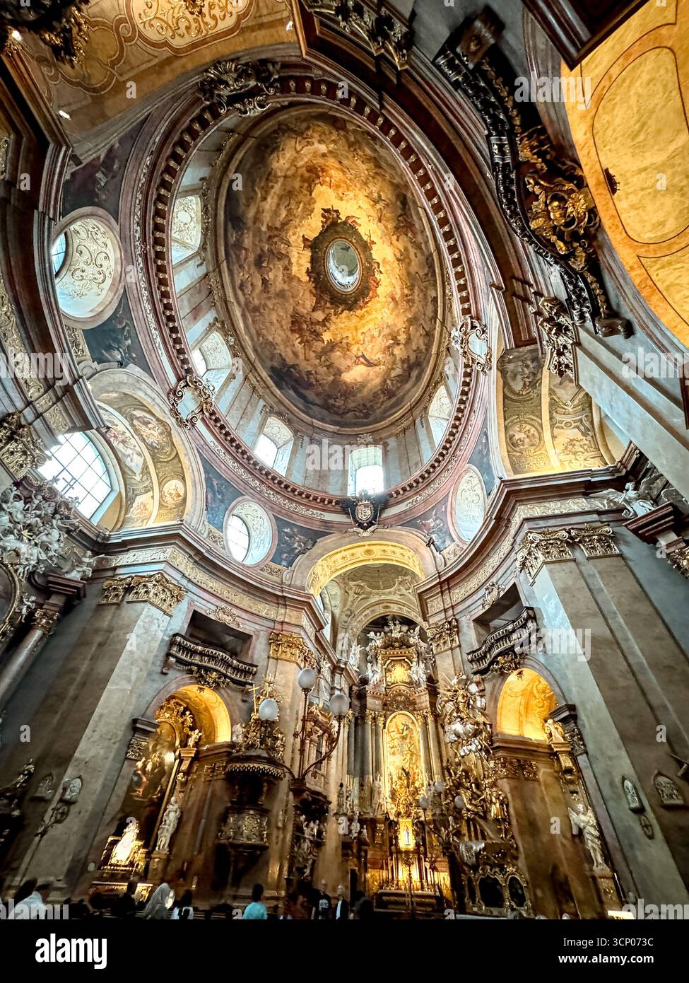 Innenräume des Stephansdoms in der Wiener Altstadt. Stockfoto