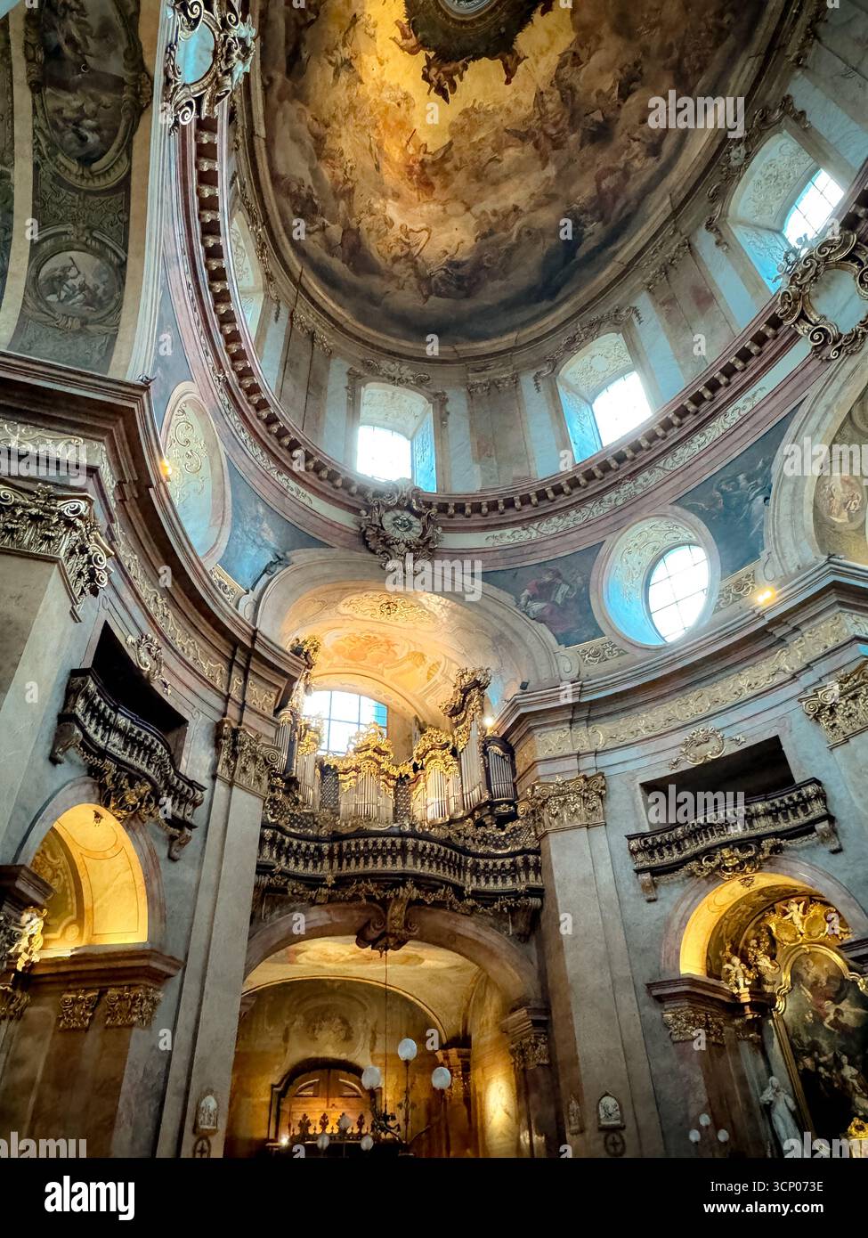 Innenräume des Stephansdoms in der Wiener Altstadt. Stockfoto