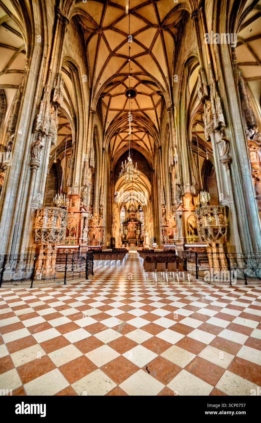 Innenräume des Stephansdoms in der Wiener Altstadt. Stockfoto