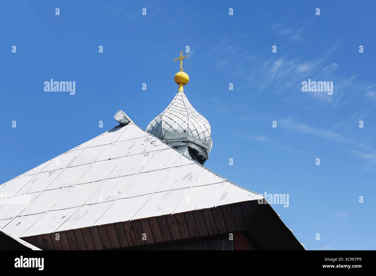 Kirchenkuppel mit Kreuz. Orthodoxe religiöse Architektur. Spirituelles Symbol des Glaubens gegen den blauen Himmel. Stockfoto