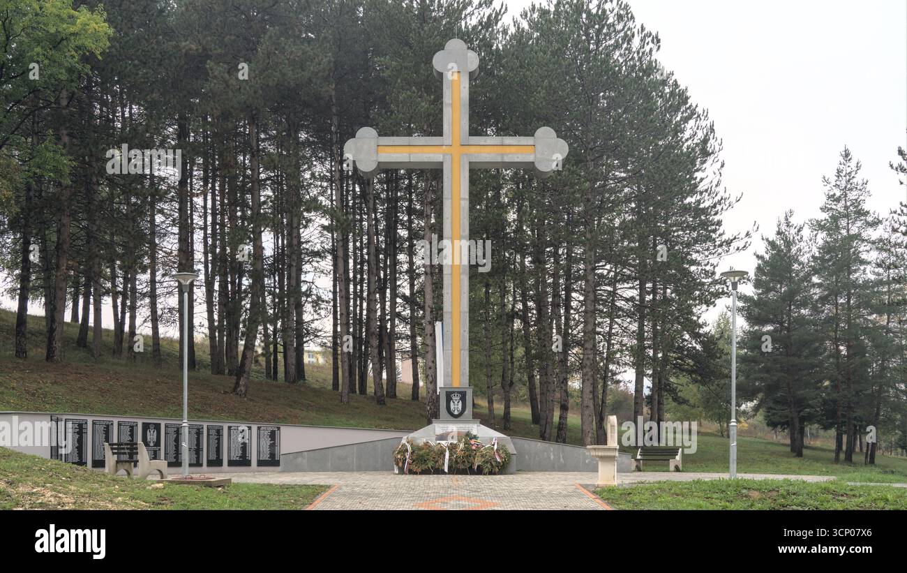 Bosnien und Herzegowina, Drvar (Mun.), Drvar (Titov Drvar): serbisch-orthodoxes Kreuz in Drvar Stockfoto