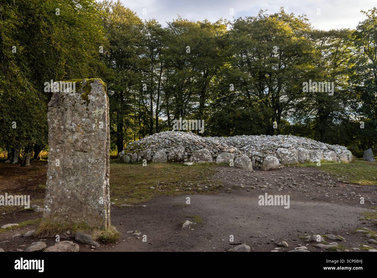 Clava Cairns bei Inverness ist ein gut erhaltener bronzezeitlicher Friedhof mit Passagengräbern, Ringgräbern und stehenden Steinen, die einen Einblick in einen geben Stockfoto