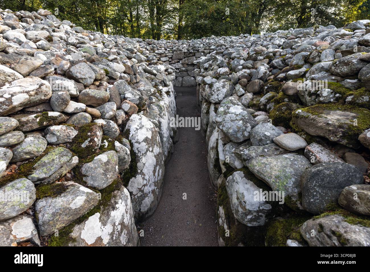 Clava Cairns bei Inverness ist ein gut erhaltener bronzezeitlicher Friedhof mit Passagengräbern, Ringgräbern und stehenden Steinen, die einen Einblick in einen geben Stockfoto