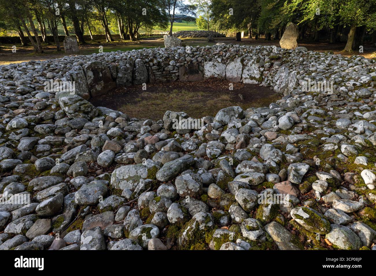 Clava Cairns bei Inverness ist ein gut erhaltener bronzezeitlicher Friedhof mit Passagengräbern, Ringgräbern und stehenden Steinen, die einen Einblick in einen geben Stockfoto