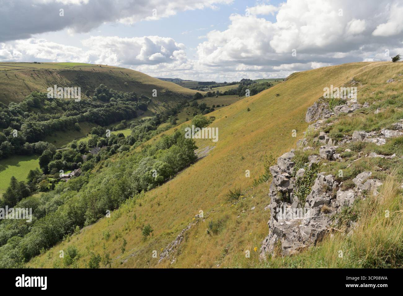 Monsal Dale Tal Derbyshire Blick Peak District Nationalpark Landschaft England Großbritannien britische Landschaft Kalksteinklippe Stockfoto
