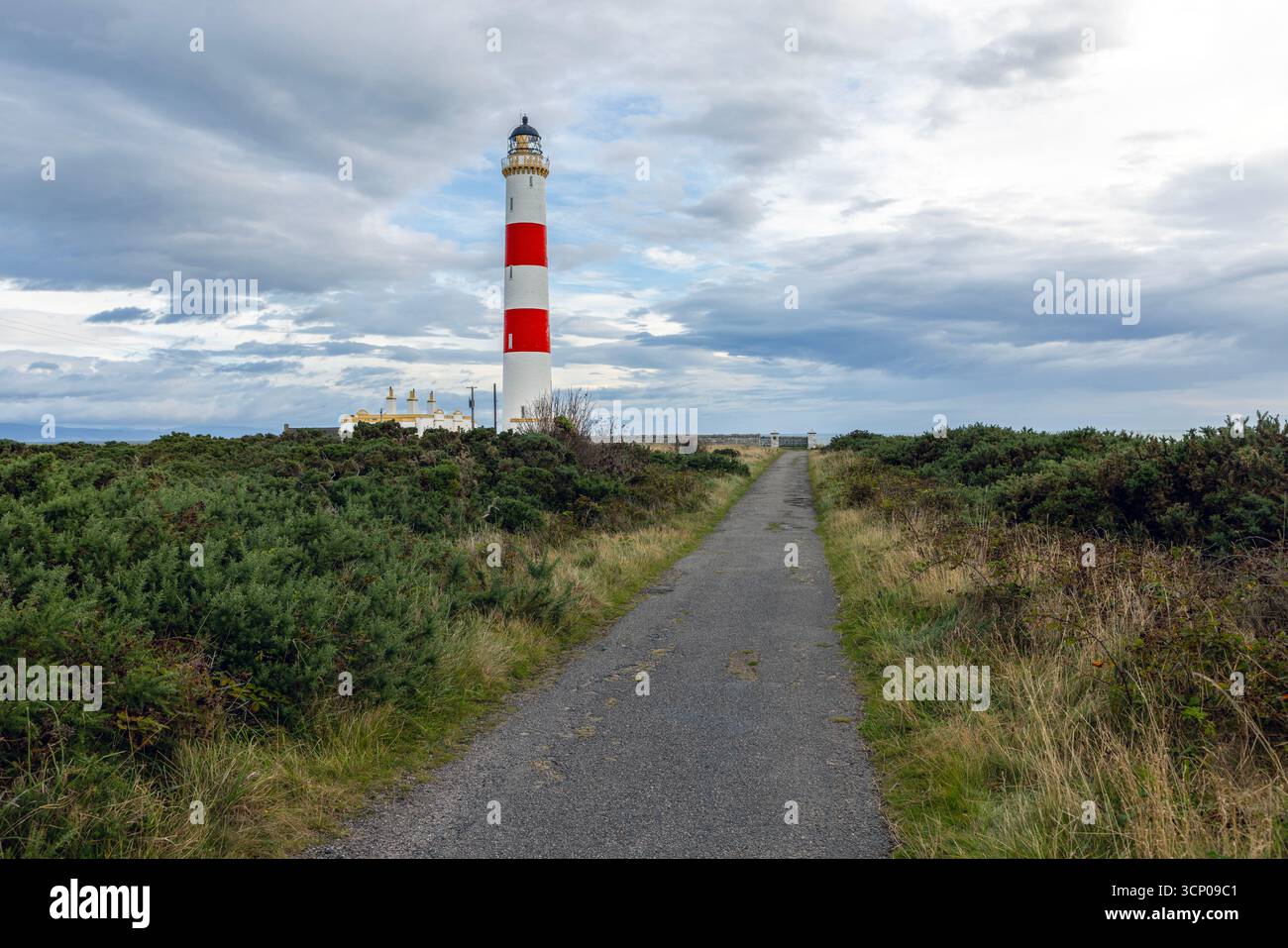 Tarbat Ness Lighthouse, ein markantes rot-weißes Leuchtfeuer auf der Osterross-Halbinsel, führt seit 1830 Schiffe im Moray Firth. Stockfoto