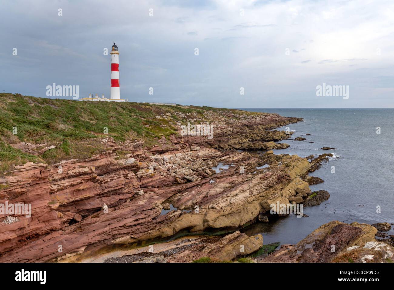 Tarbat Ness Lighthouse, ein markantes rot-weißes Leuchtfeuer auf der Osterross-Halbinsel, führt seit 1830 Schiffe im Moray Firth. Stockfoto