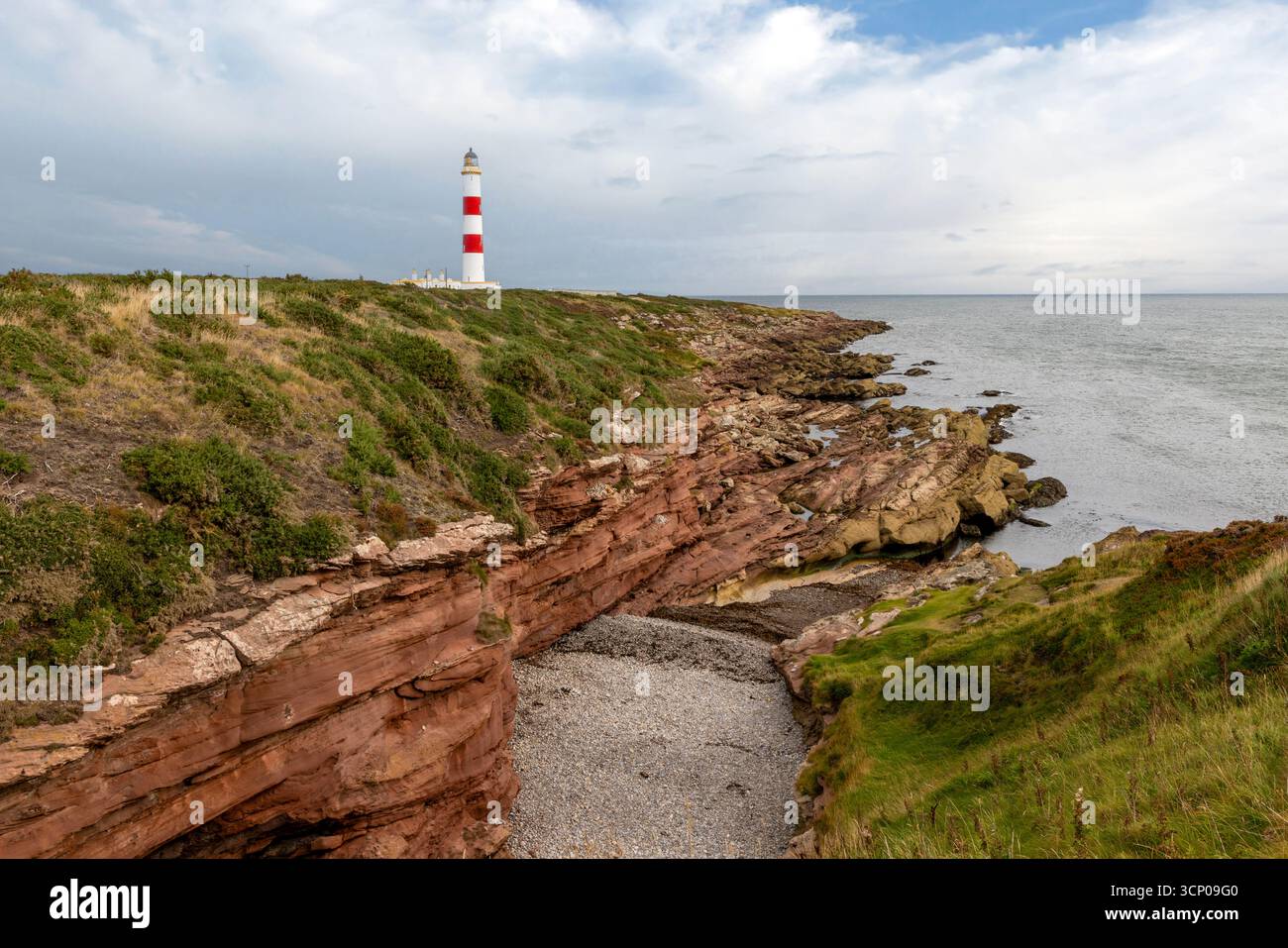 Tarbat Ness Lighthouse, ein markantes rot-weißes Leuchtfeuer auf der Osterross-Halbinsel, führt seit 1830 Schiffe im Moray Firth. Stockfoto