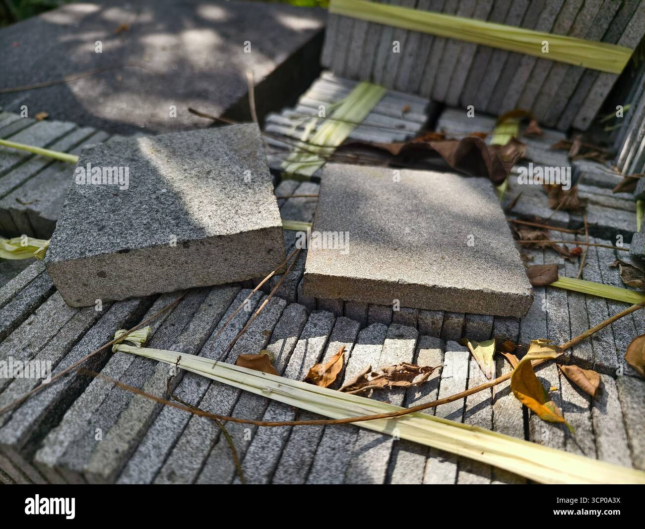 Unterschiede zwischen dicken und dünnen, quadratisch geschliffenen Steinblöcken für Bau, Pflaster und Dekoration Stockfoto