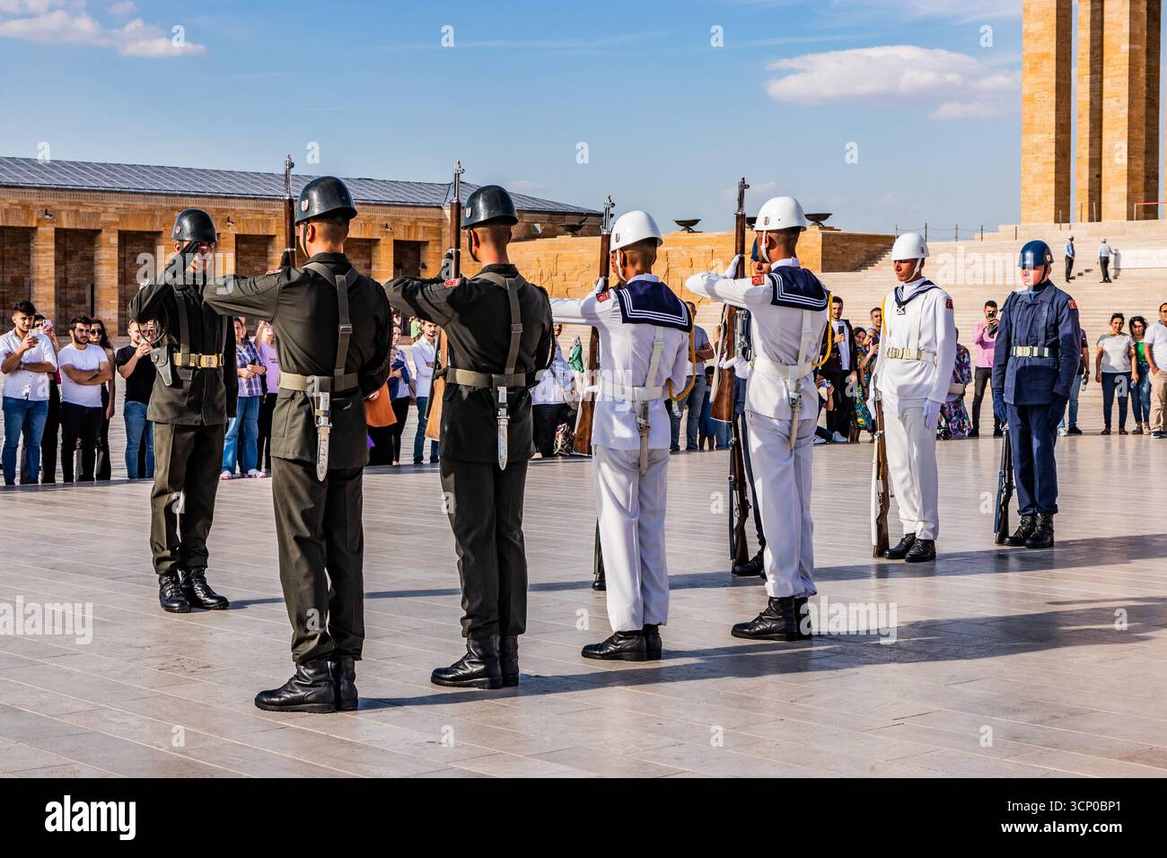 ANKARA, TÜRKEI - 20. SEPTEMBER 2022: Wachwechsel im Mausoleum von Mustafa Kemal Atatürk (Anitkabir) in Ankara, Türkei Stockfoto